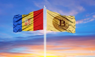 Bitcoin ve Andorra bayrak direkleri ve mavi gökyüzünde iki bayrak