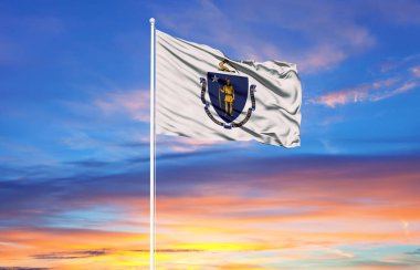  Bayrak direkleri ve mavi gökyüzünde Massachusetts bayrağı