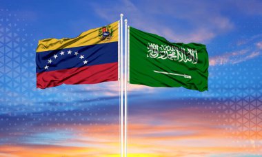 Venezuela ve Suudi Arabistan bayrak direğinde iki bayrak ve mavi bulutlu gökyüzü. Diplomasi kavramı, uluslararası ilişkiler