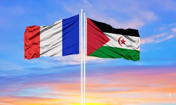 Frankrijk Polisario Twee Vlaggen Vlaggenmasten Blauwe Bewolkte Lucht Diplomatiek Concept — Stockfoto