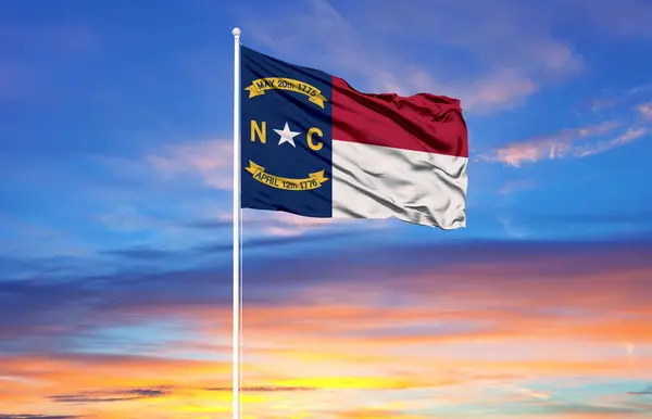 Vlag Van North Carolina Vlaggenmasten Blauwe Lucht Patriottisch Concept Staat — Stockfoto