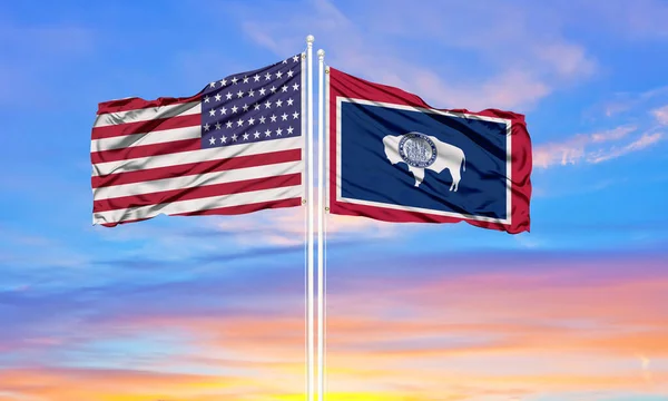 Verenigde Staten Wyoming Staat Twee Vlaggen Vlaggenmasten Blauwe — Stockfoto