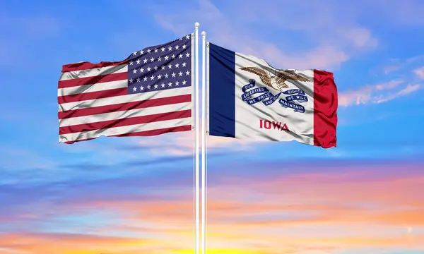 Verenigde Staten Iowa Twee Vlaggen Vlaggenmasten Blauwe — Stockfoto