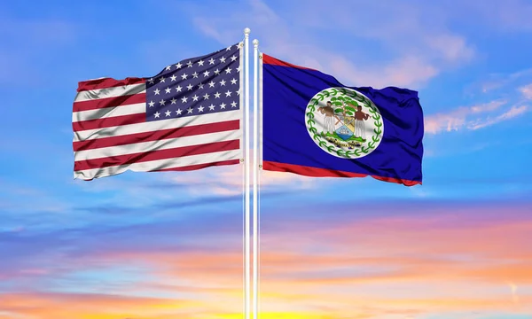 Verenigde Staten Belize Twee Vlaggen Vlaggenmasten Blauwe Bewolkte Lucht Diplomatiek — Stockfoto