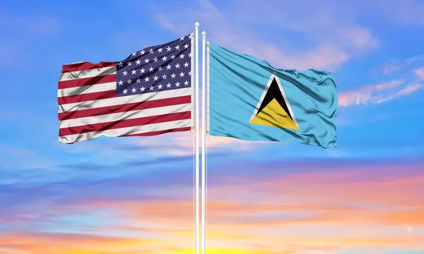 Verenigde Staten Saint Lucia Twee Vlaggen Vlaggenmasten Blauwe Bewolkte Lucht — Stockfoto