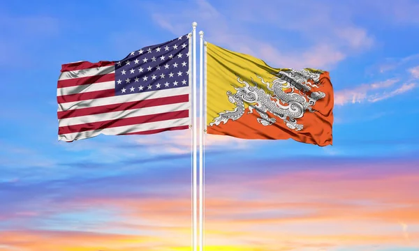 Verenigde Staten Bhutan Twee Vlaggen Vlaggenmasten Blauwe Bewolkte Lucht Diplomatiek — Stockfoto