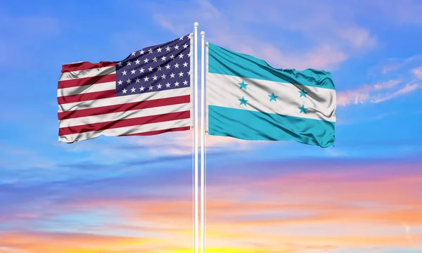 Verenigde Staten Honduras Twee Vlaggen Vlaggenmasten Blauwe Bewolkte Lucht Diplomatiek — Stockfoto