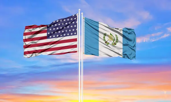 Egyesült Államok Guatemala Két Zászlót Zászlórúd Kék Felhős Diplomáciai Koncepció — Stock Fotó