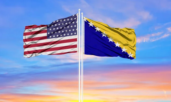 Verenigde Staten Bosnië Herzegovina Twee Vlaggen Vlaggenmasten Blauwe Bewolkte Lucht — Stockfoto