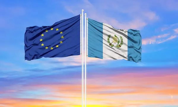 Európai Unió Guatemala Két Zászlót Tűzött Zászlórúdra Kék Felhős Égboltra — Stock Fotó