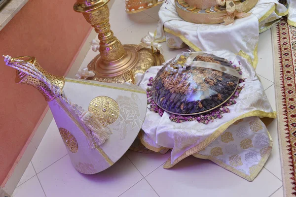 結婚式のためのモロッコのTyafer 伝統的なギフトコンテナは 華やかな黄金の刺繍で飾られています — ストック写真