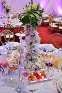 Meyve suları, fincanlar ve güllerle dolu Fas düğün masası. Konuklar için Fas karşılama kavramı