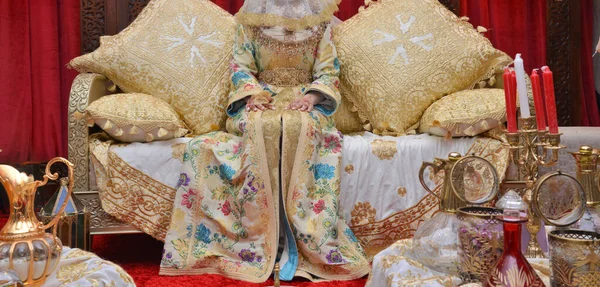 穿着时髦的摩洛哥米黄色Kaftan绣花裙的漂亮女人 — 图库照片