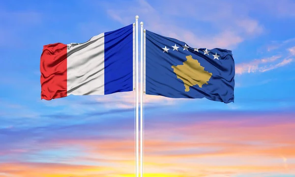 法国和科索沃在旗杆上挂着两面国旗 蓝天乌云密布 外交概念 国际关系 — 图库照片