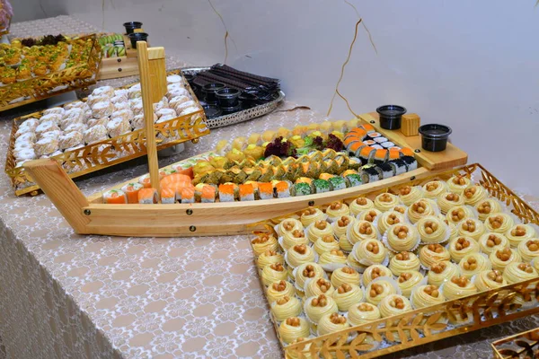 Dulces Marroquíes Platos Con Barco Sushi Madera — Foto de Stock