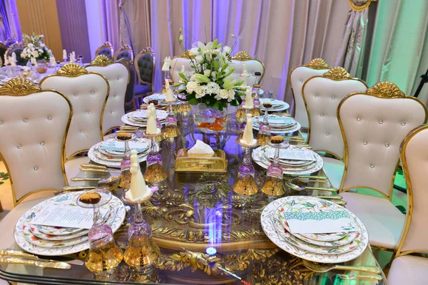 为活动聚会或婚礼招待会准备的餐桌 — 图库照片