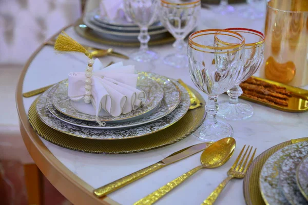 为活动聚会或婚礼招待会准备的餐桌 — 图库照片