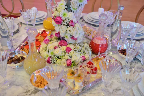 摩洛哥婚宴桌上有果汁 杯子和玫瑰 摩洛哥人接待客人的概念 — 图库照片