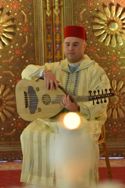 Een Marokkaanse Muzikant Die Een Marokkaanse Djellaba Draagt Speelt Oud — Stockfoto