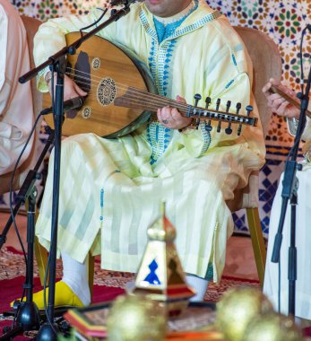 Faslı bir müzisyen Faslı bir djellaba Oud çalar. 