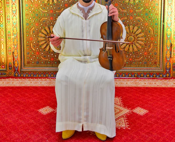Musicista Marocchino Che Indossa Djellaba Marocchino Suona Violino — Foto Stock