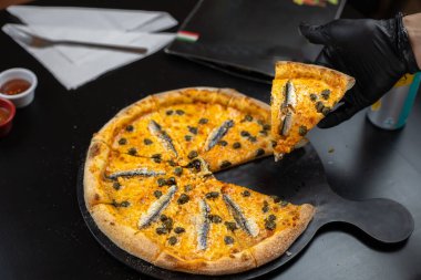 Ançüezli pizza. Akdeniz 'den mozarella peyniri ve ançüezli Napoli pizzası. Özgün İtalyan tarifi