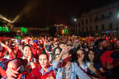 Duvarın terasında Gnawa müzik konseri, Essaouira, Fas, Afrika. 23-06-2023