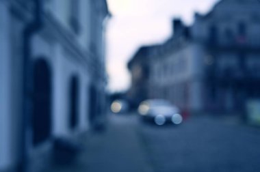 Akşamları şehir caddesinin bulanık görüntüsü