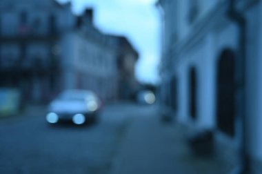 Akşamları şehir caddesinin bulanık görüntüsü