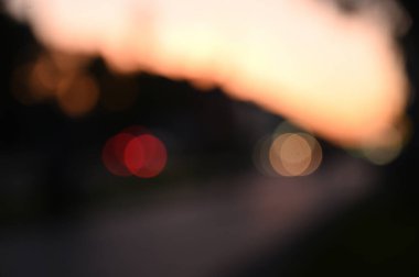 Akşamları şehir caddesinin bulanık görüntüsü