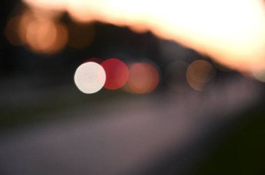 Akşamları şehir caddesinin bulanık görüntüsü