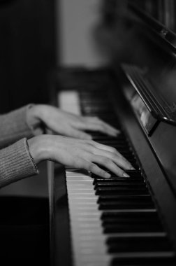 Kadın elleri piyano çalarken yakın çekim görüntüsü 