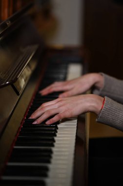 Kadın elleri piyano çalarken yakın çekim görüntüsü 