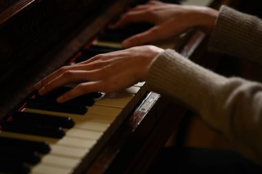 Kadın elleri piyano çalarken yakın çekim görüntüsü 