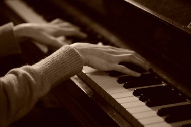 Kadın elleri piyano çalarken yakın çekim görüntüsü 