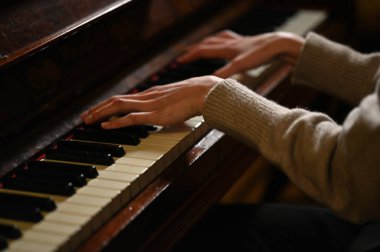 Kadın elleri piyano çalarken yakın çekim görüntüsü 