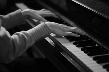 Kadın elleri piyano çalarken yakın çekim görüntüsü 
