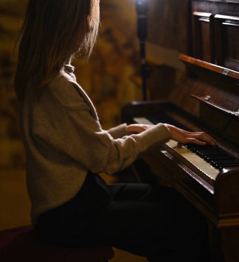 Kadın elleri piyano çalarken yakın çekim görüntüsü 