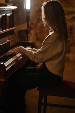 Kadın elleri piyano çalarken yakın çekim görüntüsü 
