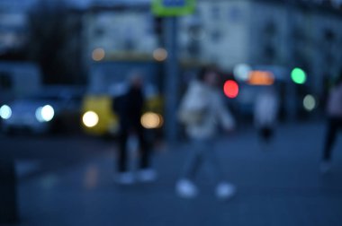 Akşam şehir ışıkları arka planı bulanıklaştırıyor