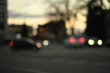 Akşam şehir ışıkları arka planı bulanıklaştırıyor