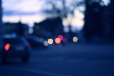 Akşam şehir ışıkları arka planı bulanıklaştırıyor