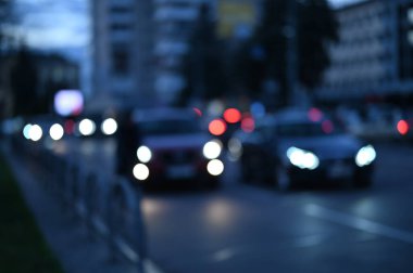 Akşam şehir ışıkları arka planı bulanıklaştırıyor