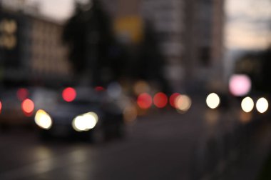 Akşam şehir ışıkları arka planı bulanıklaştırıyor