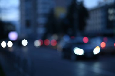 Akşam şehir ışıkları arka planı bulanıklaştırıyor