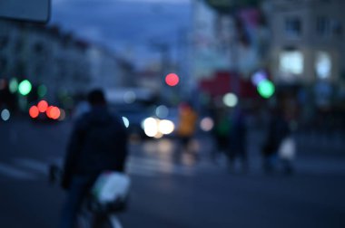 Akşam şehir ışıkları arka planı bulanıklaştırıyor