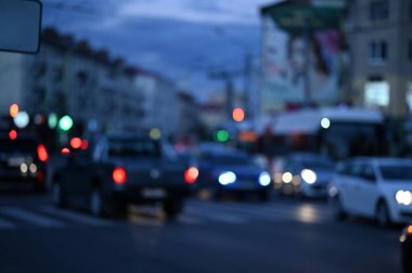 Akşam şehir ışıkları arka planı bulanıklaştırıyor