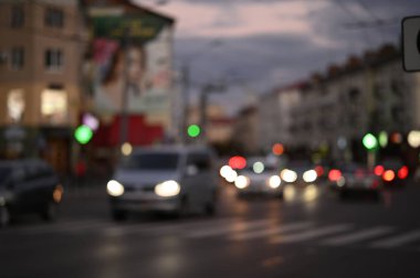 Akşam şehir ışıkları arka planı bulanıklaştırıyor