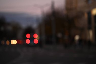 Akşam şehir ışıkları arka planı bulanıklaştırıyor