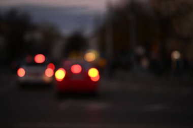 Akşam şehir ışıkları arka planı bulanıklaştırıyor